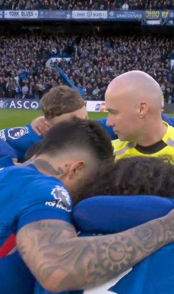 Scene bizare în Premier League     VIDEO.   Jucătorii lui Chelsea   l-au înconjurat pe arbitru  la centrul terenului înainte de meciul cu Newcastle