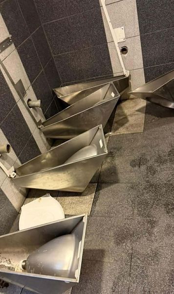 „Civilizații Clujului...”     FOTO.  Fanii CFR-ului   au făcut prăpăd  pe stadion, la derby-ul pierdut cu Universitatea