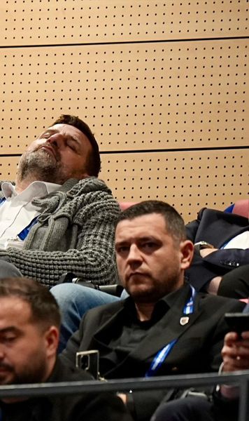 Plictiseală mare la Casa Fotbalului     FOTO.  Unii au adormit😳, alții au butonat telefoanele la   Adunarea Generală a FRF