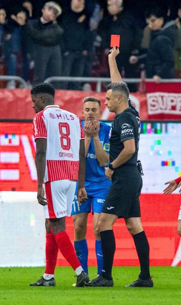 Gafă incredibilă a lui Bancu!     FOTO:    Căpitanul Craiovei, eliminat  în finalul primei reprize după o intrare de neînțeles