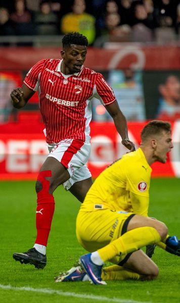 Isenko, revenit și accidentat!  Portarul Craiovei a reintrat cu Dinamo în campionat după 47 de zile.   S-a lovit și a ieșit la pauză. Jucase perfect!