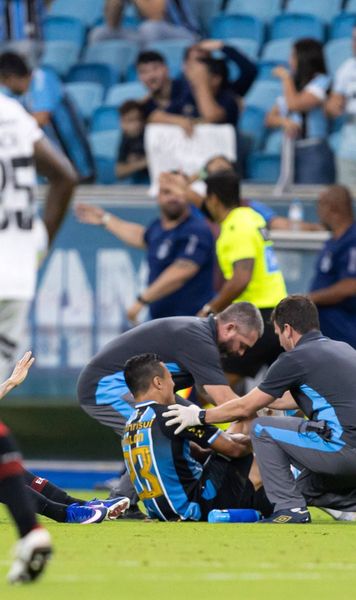 Accidentare horror în Brazilia    FOTO.  Jucătorul lui Gremio a suferit o   fractură de coșmar  » Fostul star al lui Chelsea a izbucnit în lacrimi