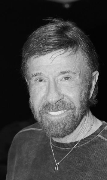 Chuck Norris a murit la 86 de ani   Forța celebrului actor și multiplu campion mondial la karate a cucerit internetul: „A numărat până la infinit.   De două ori”
