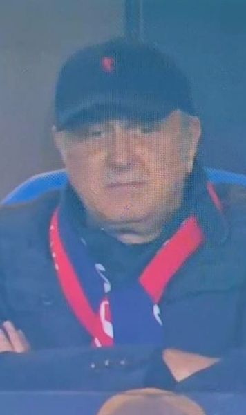 Dan Șucu, în roș-albastru  Cum a fost surprins patronul alb-vișiniilor, în timpul meciului   CFR - Rapid