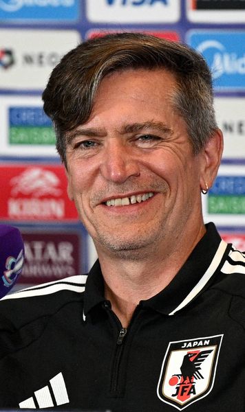 Selecționerul, glumă ciudată  Răspunsul legat de   favorita  partidei: „De ce naiba stai pe rahat, când ai miere chiar lângă?”