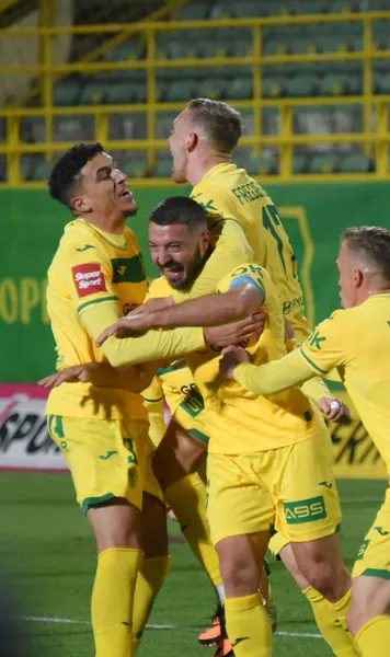 Cârtița a dat gol!😂    FOTO.  Momentul în care un „mușuroi” ajută un jucător din Croația să înscrie   cel mai bizar gol  al anului