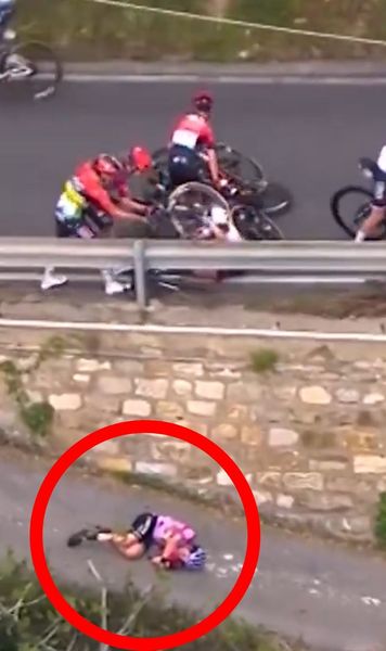 Momente de groază în Milano - SanRemo    VIDEO.   O ciclistă a fost transportată   de urgență la spital  după ce a căzut peste balustradă