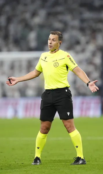 Confuzie totală pe Camp Nou     Arbitrul, nevoit să oprească meciul Barcelona - Rayo Vallecano  și să ceară crainicului să facă un anunț