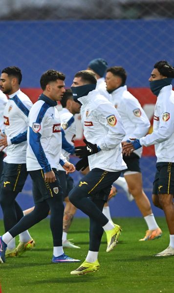 ANTRENAMENT CU DOUĂ TREIMI DIN LOT    Toate detaliile de la ședința de pregătire condusă de Mircea Lucescu:   cine a lipsit  + ce jucător s-a pregătit separat