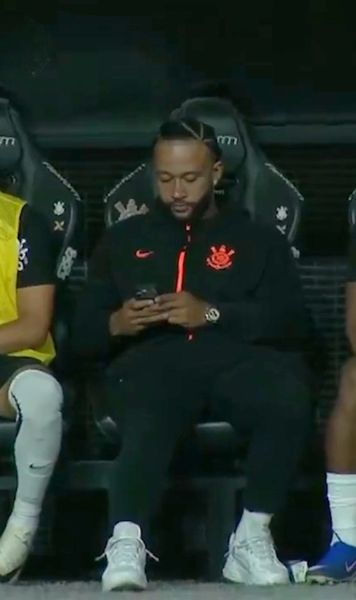 Depay, cu telefonul pe bancă    FOTO.  Olandezul, în centrul unei controverse în Brazilia.   A fost certat de staff!  Cum se justifică: „Puteam să rămân în vestiar”