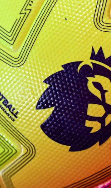 Au salvat un bărbat!   Doi jucători din   Premier League  au sărit în ajutorul unei victime a unui atac rasist. Ce s-a întâmplat