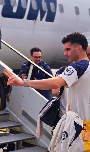 „Tricolorii” au plecat în Turcia    FOTO.    Man și Hagi  au atras toate privirile la îmbarcarea în avion. Geanta purtată de Ianis are un preț fabulos