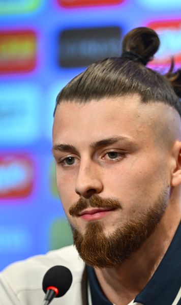 Drăgușin, tensionat!   Stoperul a părut că e în fața unui război la conferință:   foarte încordat în răspunsuri