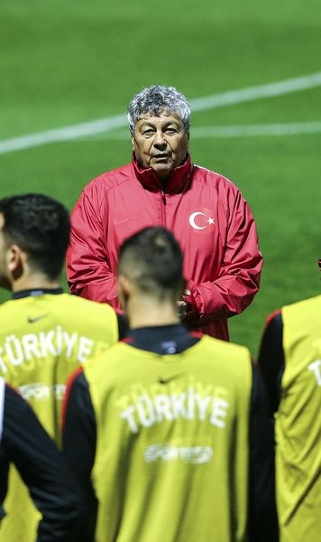 Duelul celor lansați de Lucescu  Câți jucători aflați acum în lot   a promovat Il Luce la naționala Turciei.  Doi luptă pentru același post