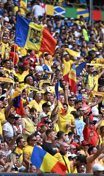 Ce surpriză pregătesc românii!   Fanii fac scut în jurul fotbaliștilor tricolori. Detaliu de ultimă oră despre   ce va fi la Istanbul