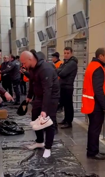 Descălțați!     VIDEO.   Probleme pentru fanii români la intrarea în stadion.   Turcii au impus controale foarte stricte:  „E bătaie de joc!”