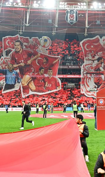 INFERNUL ROȘU DIN ISTANBUL  România, încolțită într-o atmosferă copleșitoare:   turcii ne-au împins în infern!  Scenografie impresionantă pe toată tribuna 2