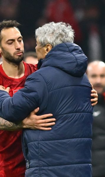 Clipe de emoție pură     VIDEO  Cum se desparte   Lucescu  de fotbal, îmbrățișat îndelung de Calhanoglu și de Montella