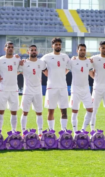 Cu ghiozdane pe teren   Jucătorii Iranului, omagiu emoționant pentru copiii uciși într-un   atac asupra unei școli primare