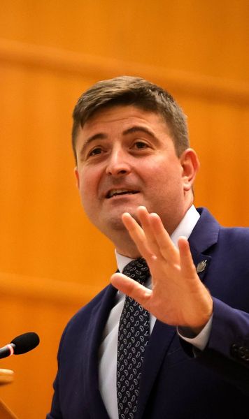 Ironii în Parlament  Deputat USR, taxat pentru că   s-a opus proiectului de lege «Anul Ilie Năstase»:  „El se poate mândri doar cu o participare la Vara Ispitelor”