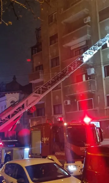 Explozie într-un bloc din București  Vicepreședintele ANS, Thomas Moldovan, și fostul prim-ministru, Nicolae Văcăroiu, locuiesc acolo:   „Ne-au scos de pe balcoane cu nacela”