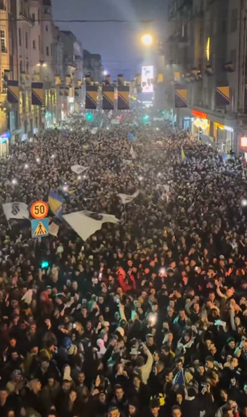 Imagini senzaționale din Sarajevo!     VIDEO+FOTO:  100.000 de oameni   au sărbătorit  pe străzi calificarea la CM 2026, alături de jucători! O trupă rock a dat tonul de la Zenica