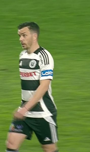 Tensiuni la U Cluj    FOTO:  Dan Nistor a mers   direct la vestiare  după ce a fost schimbat înainte de pauză » Reacția lui Bergodi