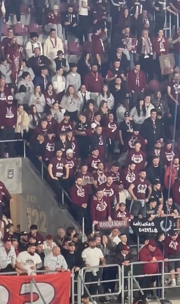 Conflict violent pe Giulești     VIDEO+FOTO:   Rapidiștii, înjurați de propriii suporteri după eșecul cu U Cluj. Un jucător,   lovit cu bățul de la tobă!