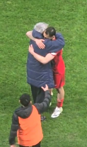 Căpitanul Turciei, omagiu pentru Lucescu  Hakan Calhanoglu a postat   îmbrățișarea de la Istanbul  și câteva cuvinte profunde