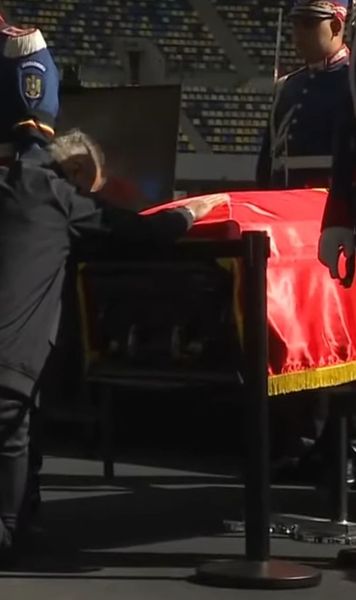 A îngenuncheat în fața sicriului    FOTO.  Daniel Pancu,   omagiu cutremurător  pentru Mircea Lucescu: „Fără el nu aș fi fost nici la jumătate”