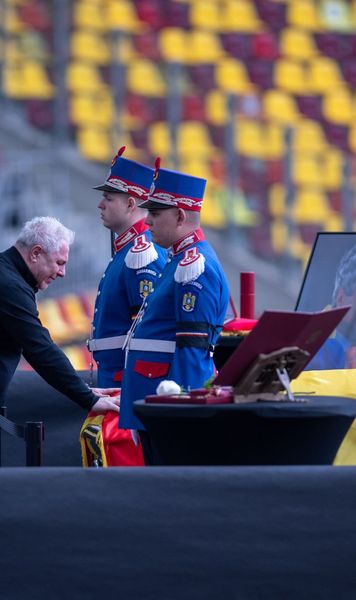 Șumudică, sfâșiat de durere    FOTO+VIDEO.    A plâns în hohote  la căpătâiul lui Mircea Lucescu: „Mi-ai schimbat destinul” » Marele său regret