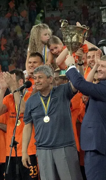 Ahmetov a aterizat la București  Miliardarul ucrainean alături de care   Mircea Lucescu  a scris istorie, omagiu pentru Il Luce: „Să fiți mândri că l-ați avut”