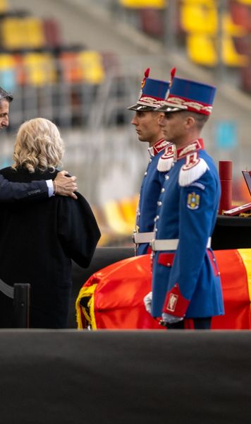 Lucescu este înmormântat astăzi    FOTO.  Cortegiul a ajuns la Cimitirul Bellu. Participarea e limitată la   familie și apropiați  » Detalii de ultimă oră