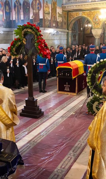 Imagini emoționante de la biserică    FOTO.  Cine a oficiat slujba înmormântării pentru   Mircea Lucescu  » A participat și la înmormântarea Regelui Mihai I