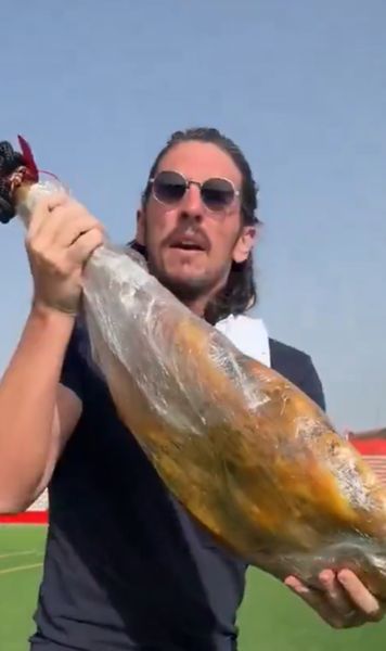 „Hai, mâncați jambon!”     VIDEO.   Fotbaliști musulmani, fugăriți de președintele clubului cu o bucată de   carne de porc