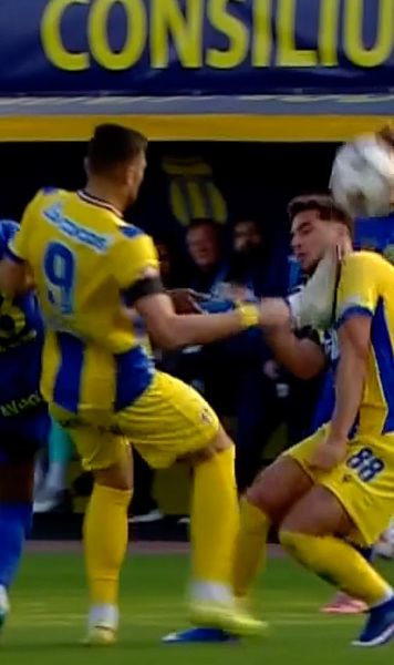 Gest de neînțeles    FOTO.   Esteban Orozco,   eliminat cu Petrolul   după doar 18 minute pentru o intrare stupidă!