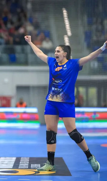 România, victorie fără emoții   „Tricolorele” au câștigat în Polonia și s-au calificat în   Final Four-ul EHF Euro Cup