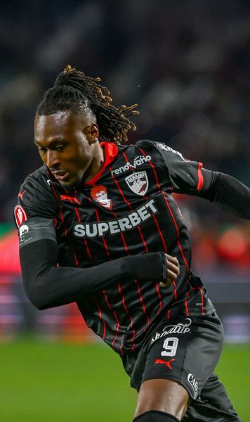 Lucescu, lipit peste Hîldan  Dinamoviștii   au acoperit chipul „Unicului căpitan”  cu poza lui Il Luce, pe tricourile de joc cu CFR. Unde a fost mutat portretul lui Cătălin