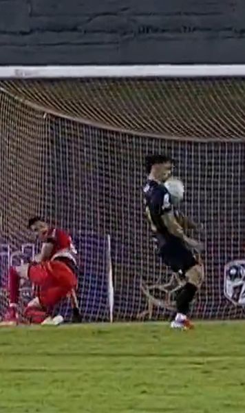 N-a știut ce l-a lovit!    VIDEO.  A înscris într-un mod   norocos, dar dureros:  „Nu mai puteam să deschid ochii”. Tocmai ratase un penalty