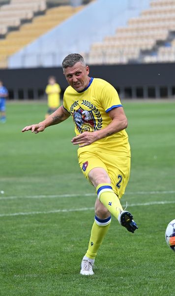 Închisoare cu suspendare    Fost internațional român,   condamnat după ce a fost prins de două ori la volan fără permis. Mai este acuzat pentru un accident rutier