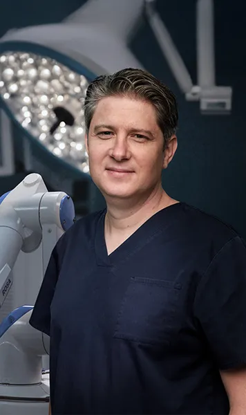 „Proteza de șold nu mai e doar pentru vârstnici”  Medicul ortoped Robert Apostolescu, de la Regina Maria, explică   viața de după operație