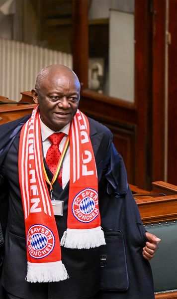 Tatăl lui Kompany, gest în Parlament    Cum a sărbătorit  părintele antrenorului de la Bayern Munchen calificarea în semifinalele Ligii Campionilor