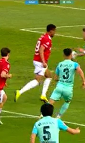 Fază analizată 6 minute la VAR!     FOTO:  Penalty controversat în    Oțelul - UTA.  Mihalcea, criză de nervi pe margine » Două eliminări pentru arădeni