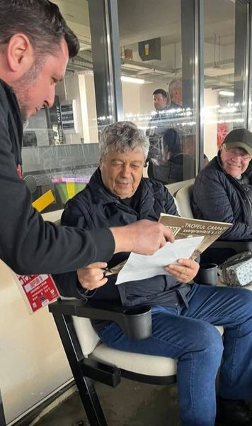 Comemorat pe „Arcul de Triumf”  Scaunul pe care   Mircea Lucescu  obișnuia să stea va rămâne gol, în memoria fostului selecționer + Ce alte inițiative au fost anunțate