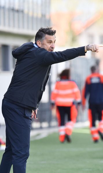 „Sunt faze care deranjează”     FOTO:  Claudiu Niculescu, nervos după ce Unirea Slobozia a avut   un gol anulat în minutul 90:  „Suntem prea mici”