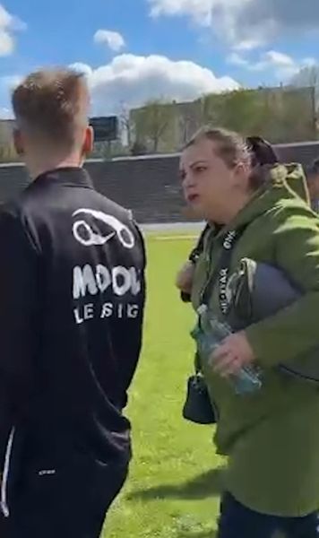 „Nu știi cu cine te pui”  Mama unui jucător a amenințat arbitrii:   „Vrei să nu mai arbitrezi  în viața ta?” + Bătaie generală între părinți