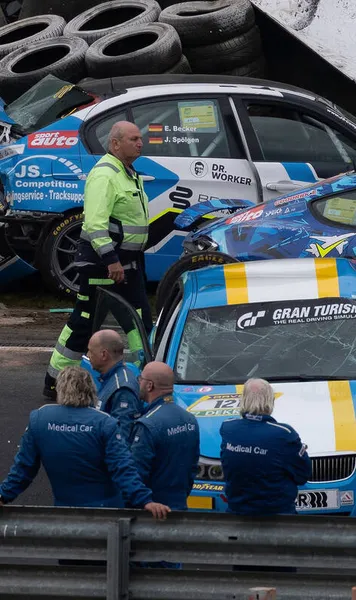 Tragedie la Nurburgring    Un pilot a decedat  într-un accident în care au fost implicate 6 mașini, în calificările pentru cursa de 24 de ore. Max Verstappen, prezent pe circuit