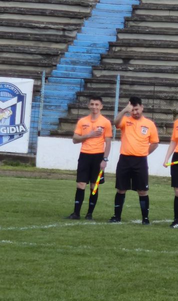 „Am coborât imediat spre teren”   Reacții după ce mama unui junior   a amenințat arbitrii:  „Facem memoriu!”