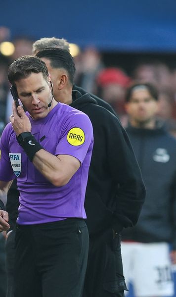 Moment fără precedent    FOTO.  „Centralul” finalei Cupei Olandei, surprins în timp ce   vorbește la telefon în timpul meciului!