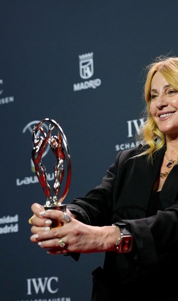 Nadia, ce moment!    FOTO:  Legenda gimnasticii,   premiată la Gala Laureus.  A plâns când Simone Biles a numit-o „eroina mea” și i-a mulțumit soțului ei: „M-ai salvat”